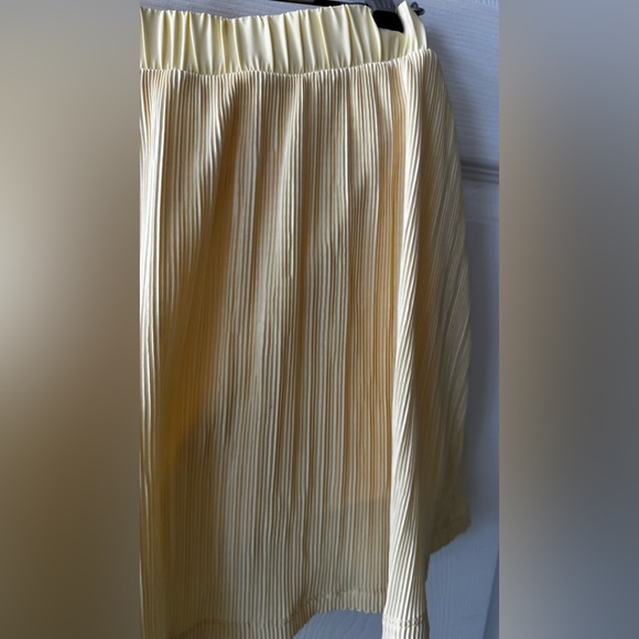 Alo Micro Plisse Tennis Skirt Limited Edition Lemon Ice Color sz S - Picture 11 of 14